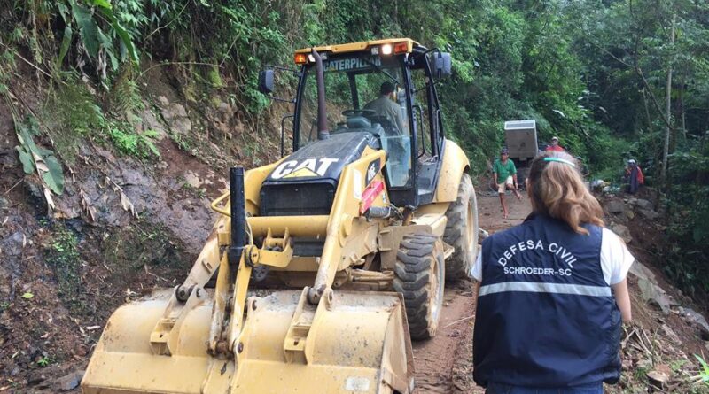 Defesa Civil vistoria obras na Estrada Rio do Julio