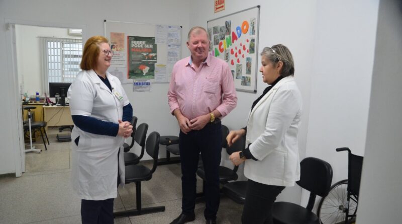 A técnica de enfermagem da UBS Centro, Elenir Mota, que recepciona os pacientes para as consultas, conversa com o prefeito Felipe Voigt e com a secretária de Saúde, Ingrit Eli Roweder. Foto: Divulgação